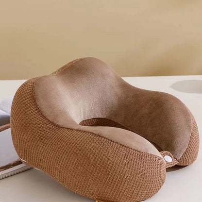Coussin de nuque massant marron porté autour du cou