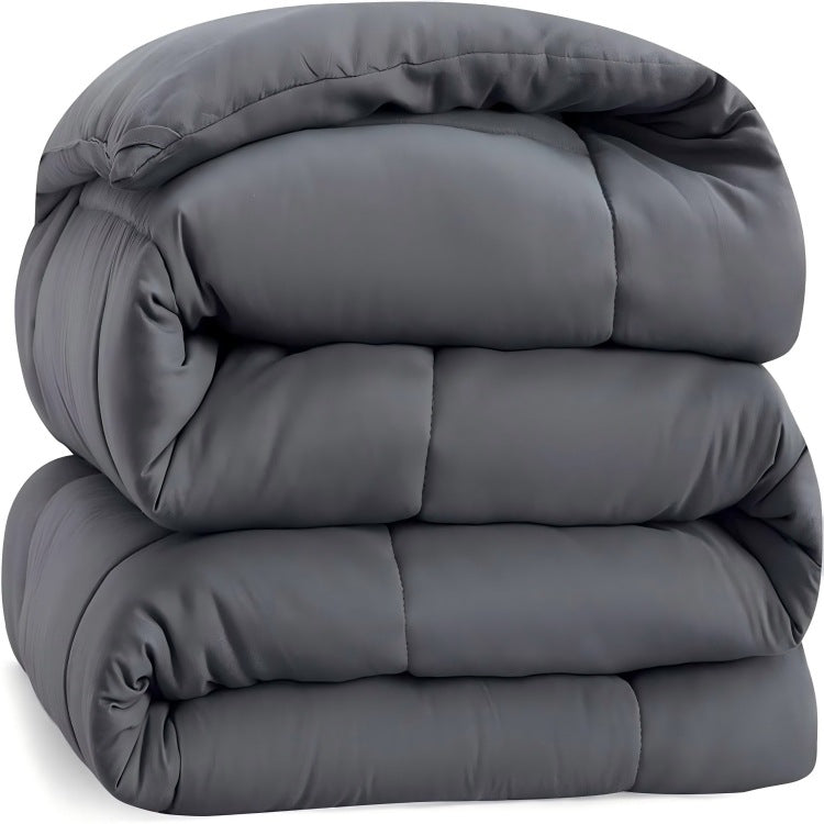 Couette légère présentée pliée sur fond neutre