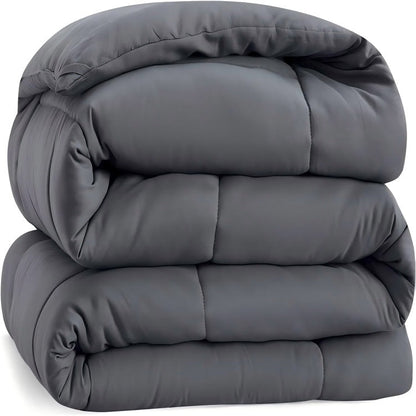 Couette légère présentée pliée sur fond neutre