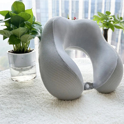 Coussin de nuque massant gris porté autour du cou