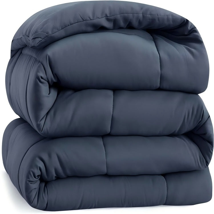 Couette légère sur un lit simple de chambre d'enfant