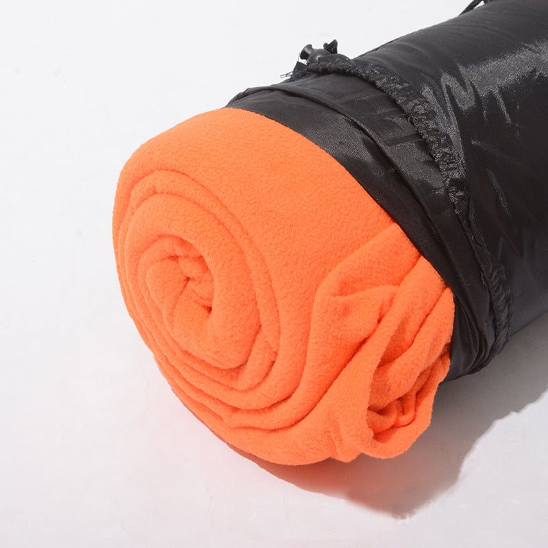 Couverture de voyage rangée dans un sac à dos