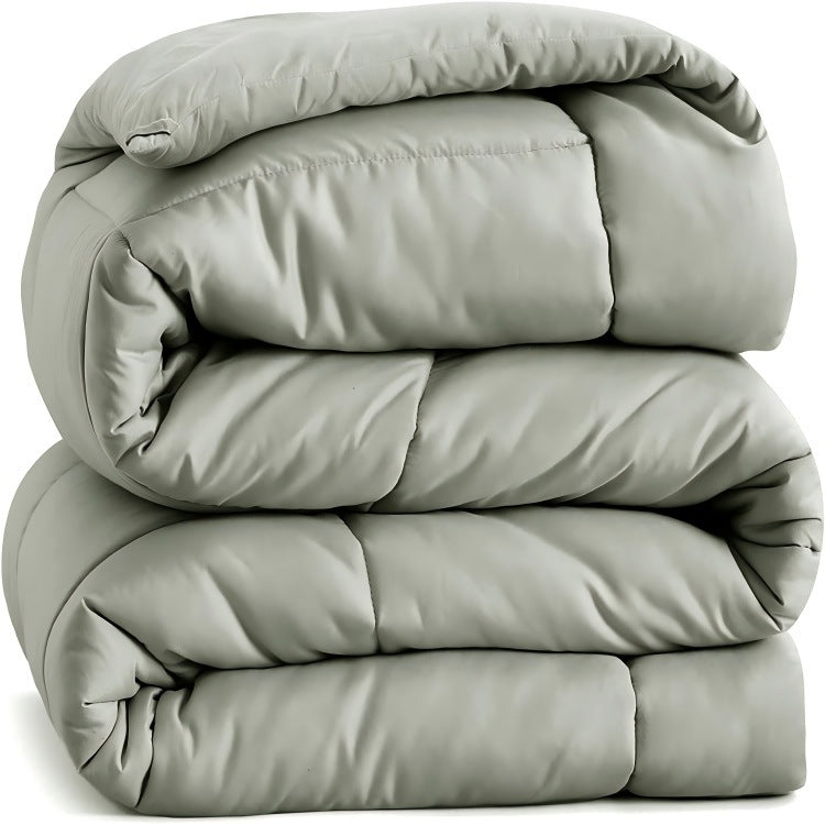 Couette légère sur un lit avec oreillers