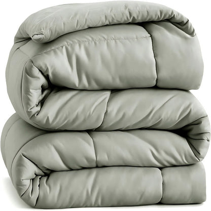 Couette légère sur un lit avec oreillers