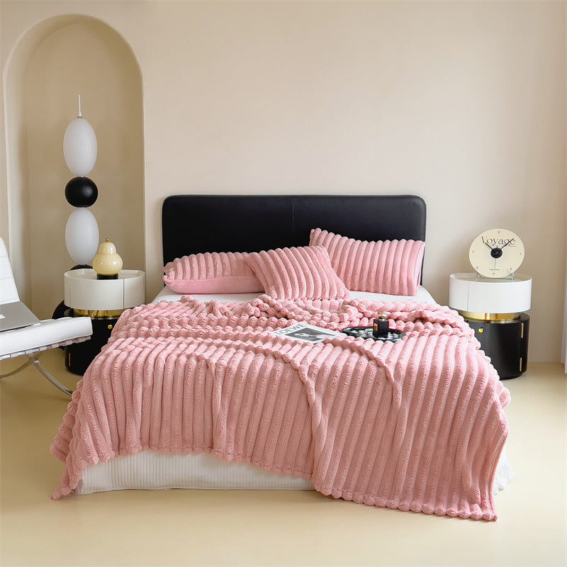 Plaid en peluche bleu drapé sur un canapé