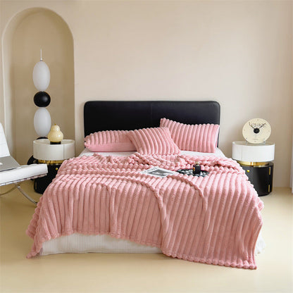 Plaid en peluche bleu drapé sur un canapé