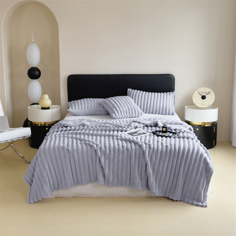 Deux taies d'oreiller en peluche côtelée assorties au plaid