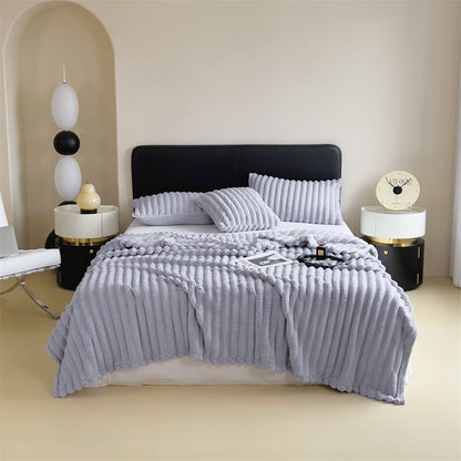 Deux taies d'oreiller en peluche côtelée assorties au plaid