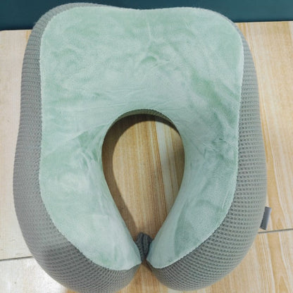 Coussin de nuque massant vert porté autour du cou