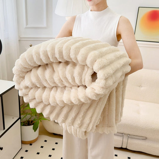 Plaid en peluche à motif côtelé déplié sur un lit double