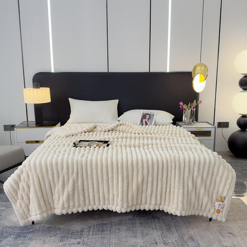 Détail du motif côtelé en relief du plaid en peluche