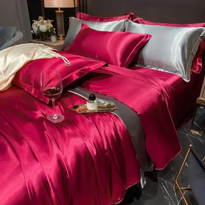 Parure de lit en pure soie bordeaux sur un lit double.