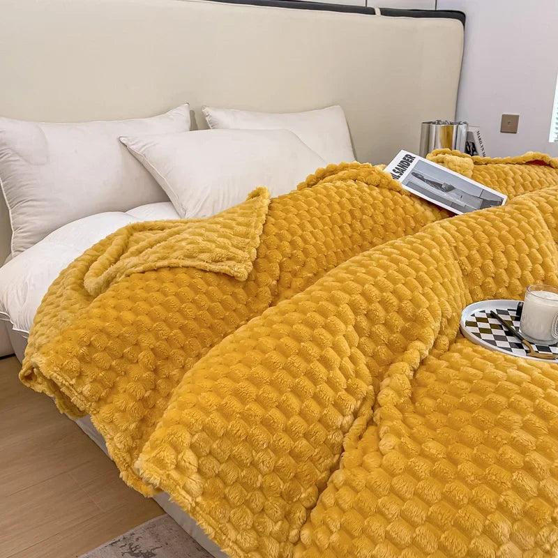 Plaid en velours à motif à carreaux posé sur un canapé