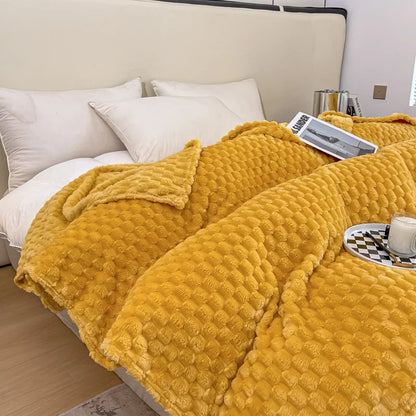 Plaid en velours à motif à carreaux posé sur un canapé