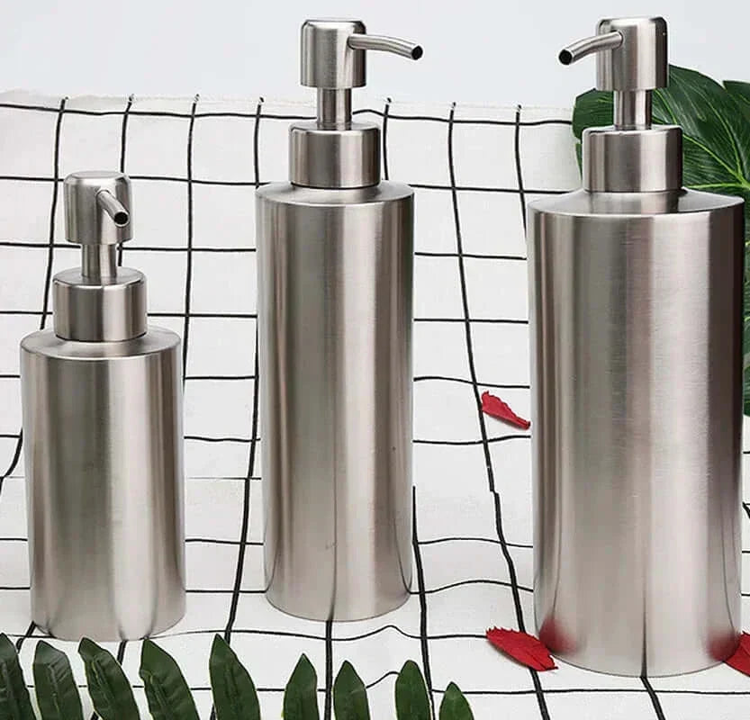 Distributeur de savon posé près d'un lavabo