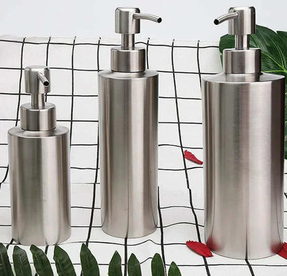 Distributeur de savon posé près d'un lavabo