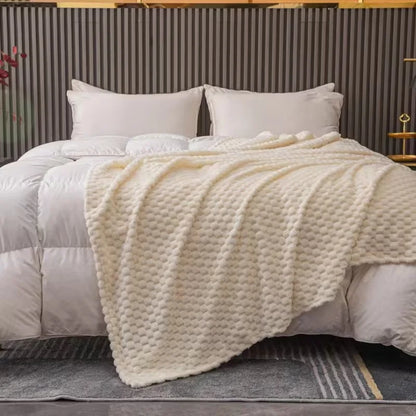 Plaid en velours à motif à carreaux posé sur un canapé