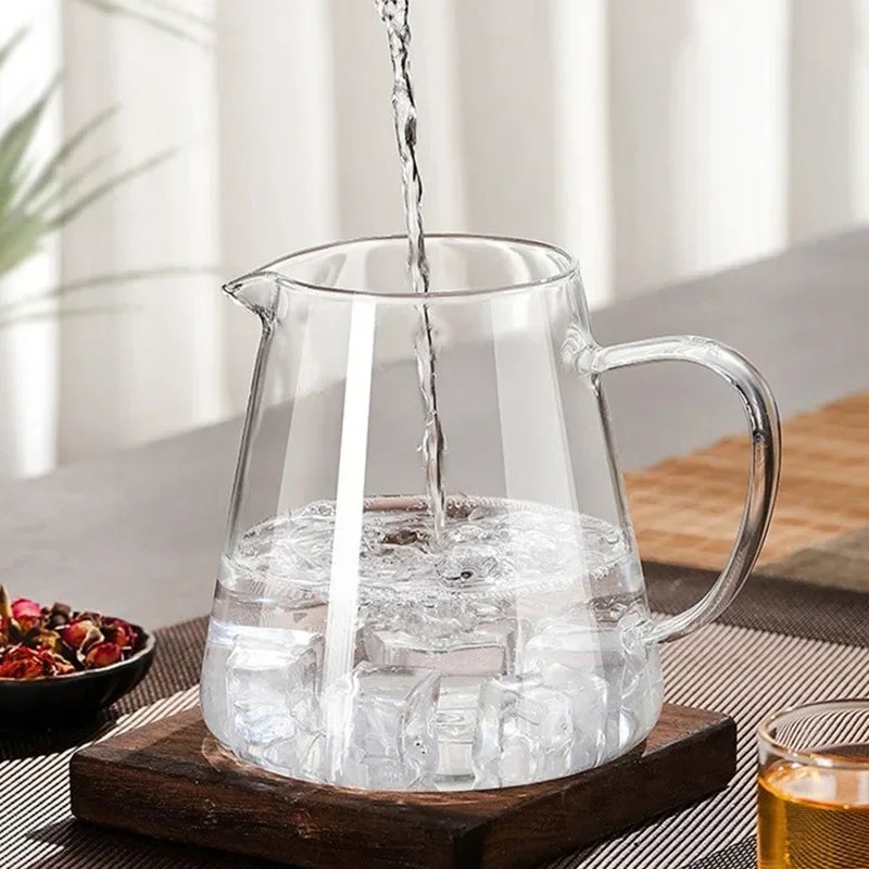 Théière en verre de 750 ml remplie de thé clair