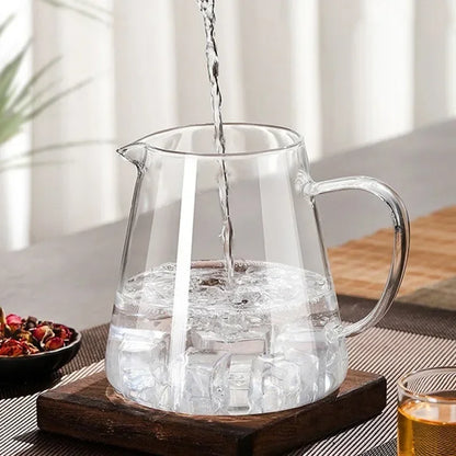 Théière en verre de 750 ml remplie de thé clair