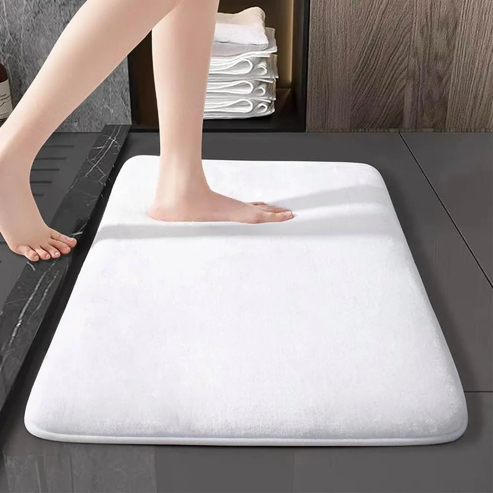 Nuancier des coloris du tapis de bain : gris, noir, bleu, abricot et blanc