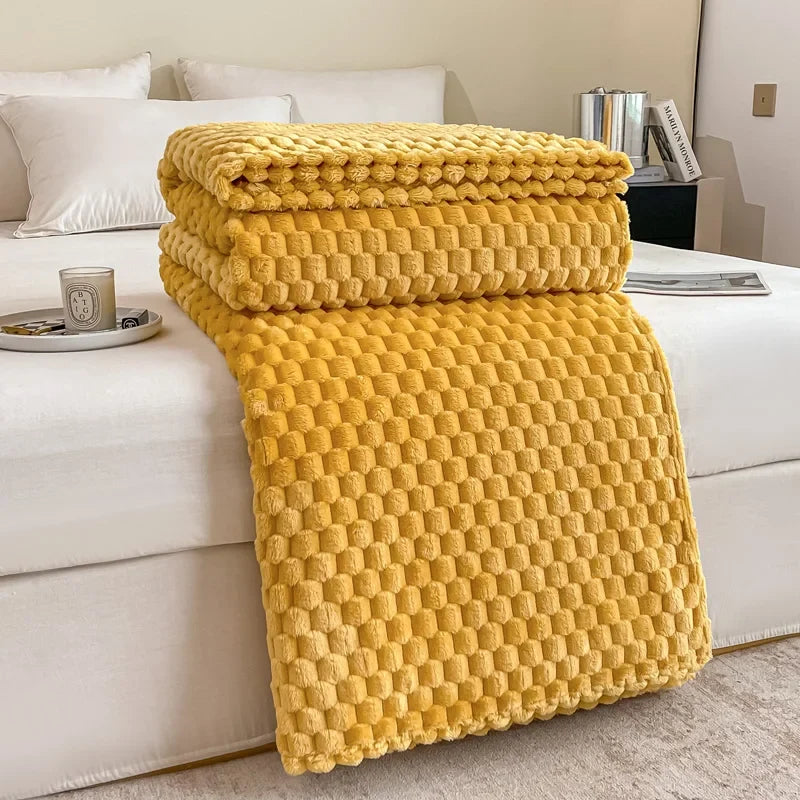 Plaid en velours à carreaux coloris jaune posé sur un canapé