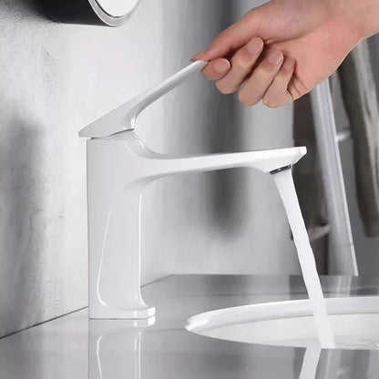 Mitigeur de lavabo monotrou livré avec sa visserie de montage