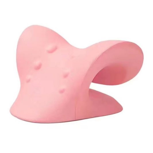 Coussin d'étirement cervical rose posé sur un tapis