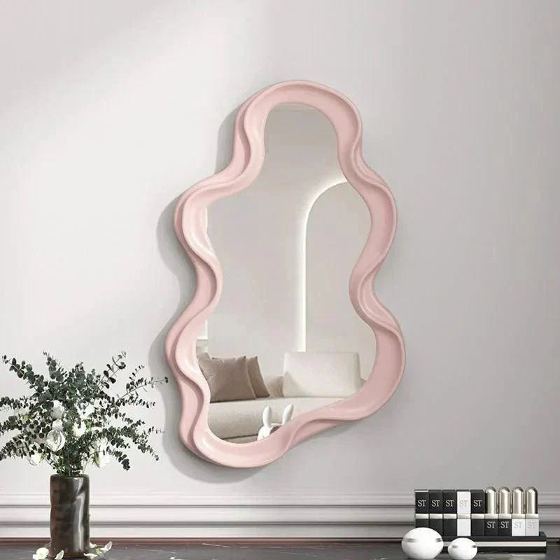 Détail du contour ondulé du miroir décoratif nuage
