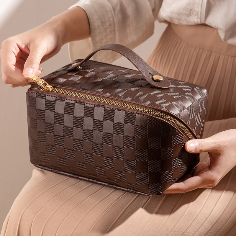 Trousse de maquillage en simili cuir marron à motif à carreaux, avec poignée de transport