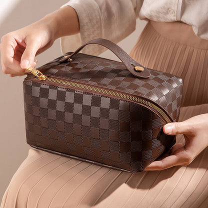Trousse de maquillage en simili cuir marron à motif à carreaux, avec poignée de transport