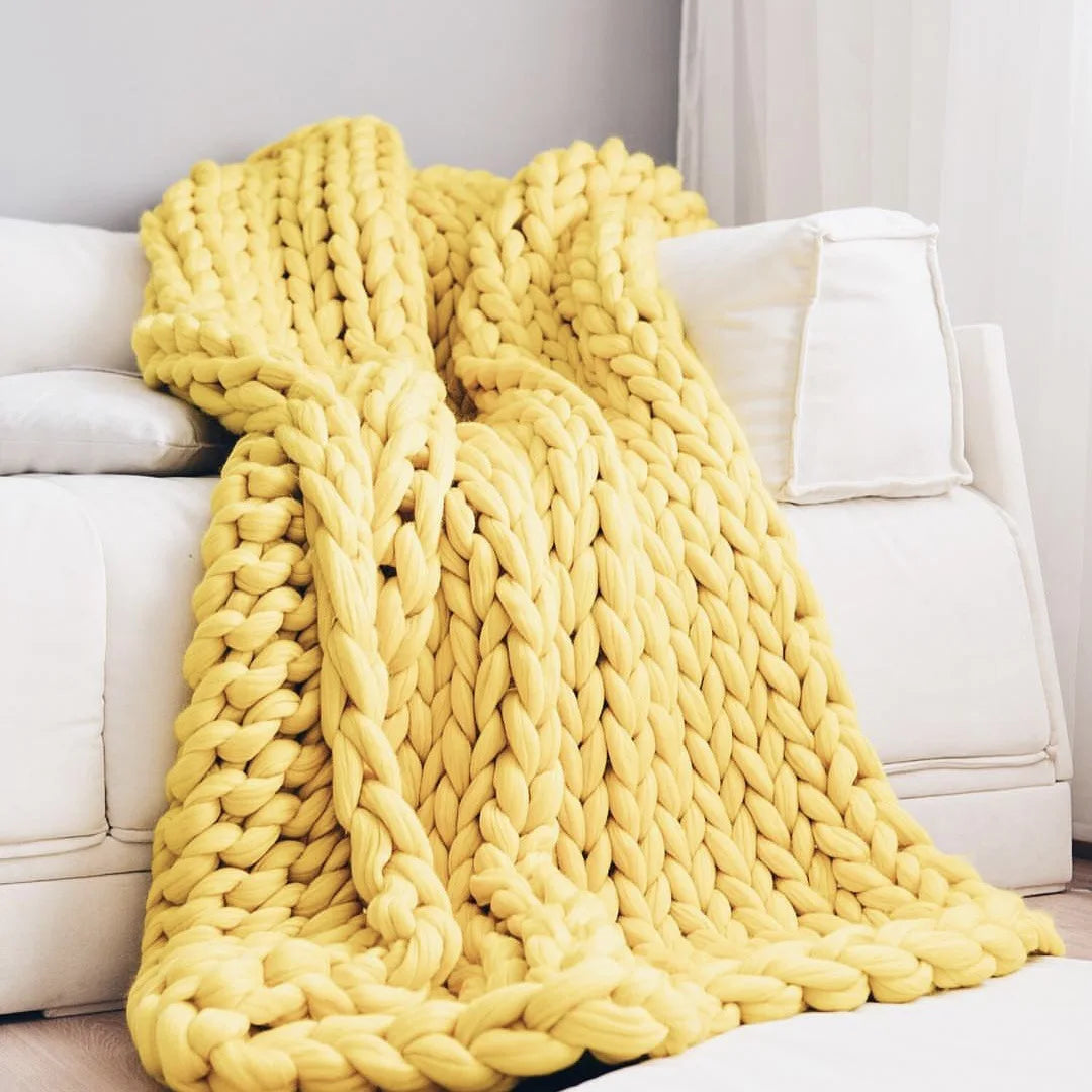 Plaid en grosse maille déployé sur un lit double