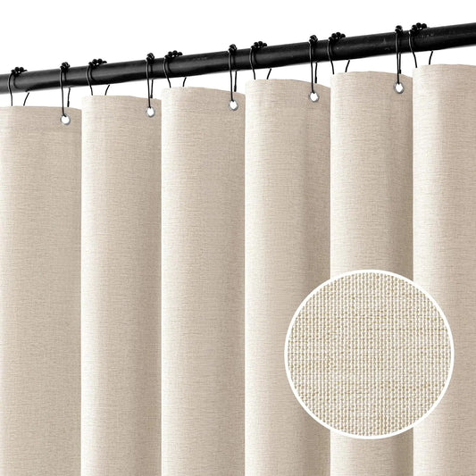 Rideau de douche beige aspect lin suspendu devant une douche