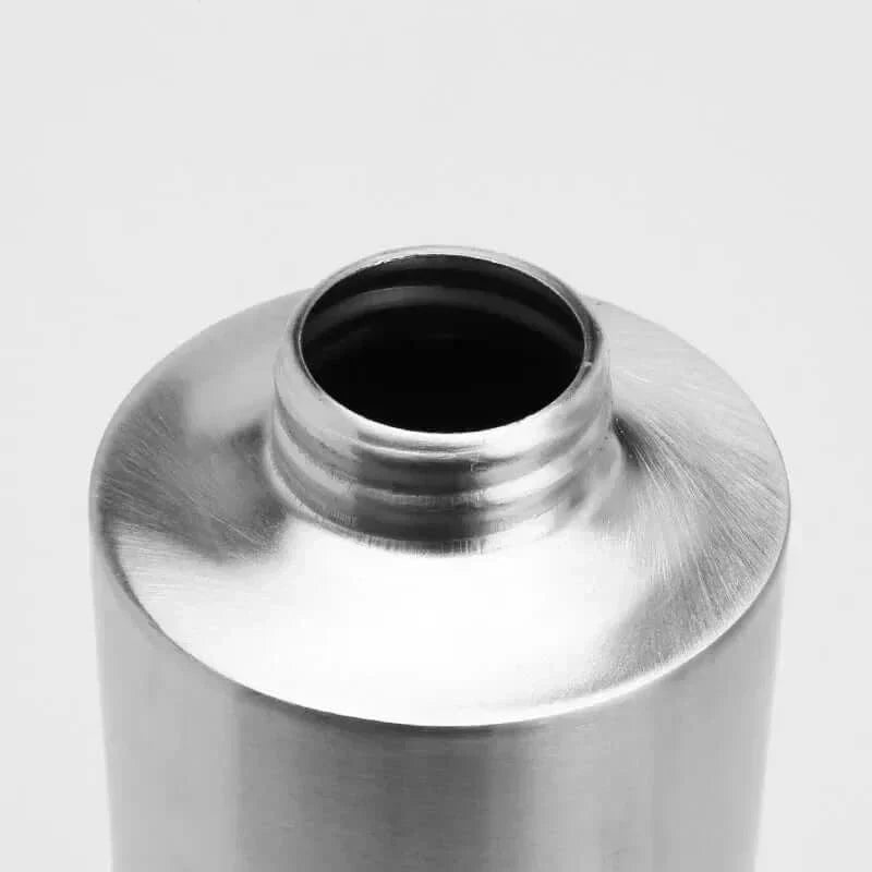 Main appuyant sur la pompe du distributeur de savon