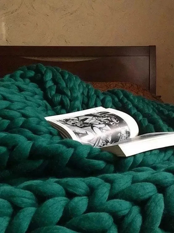 Petit format du plaid posé sur un repose-pieds