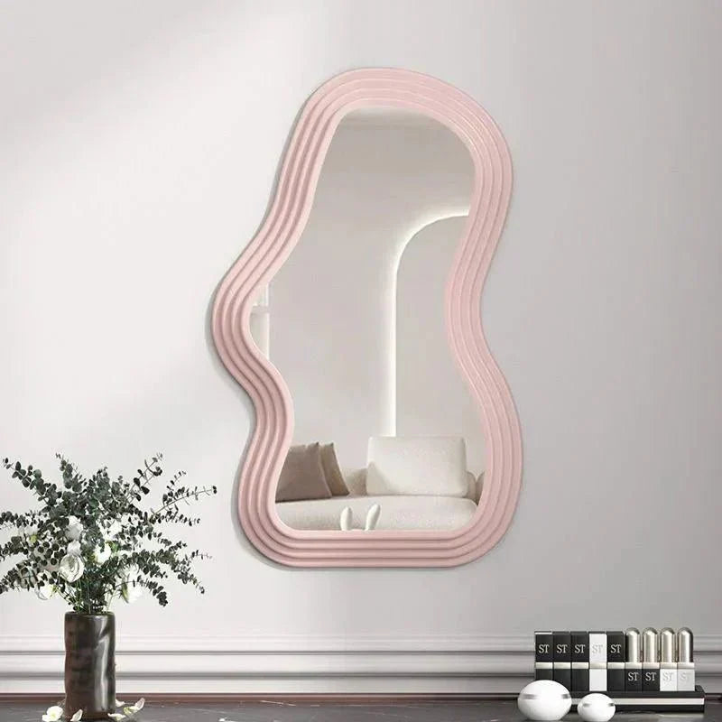 Miroir nuage au contour ondulé doux fixé sur un mur