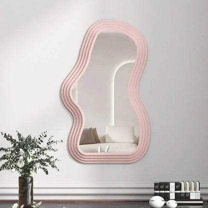 Miroir nuage au contour ondulé doux fixé sur un mur