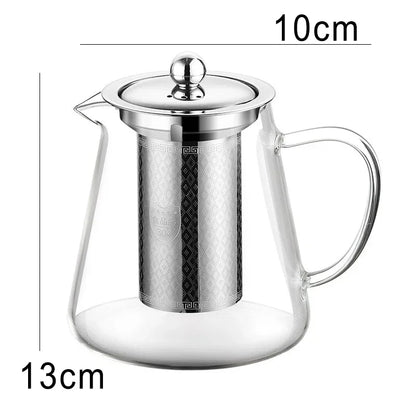 Théière en verre servant une tasse de thé oolong