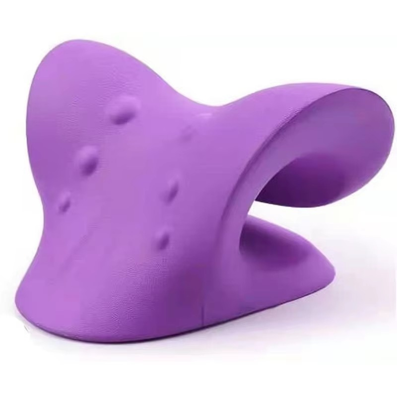 Coussin d'étirement cervical violet posé sur un tapis