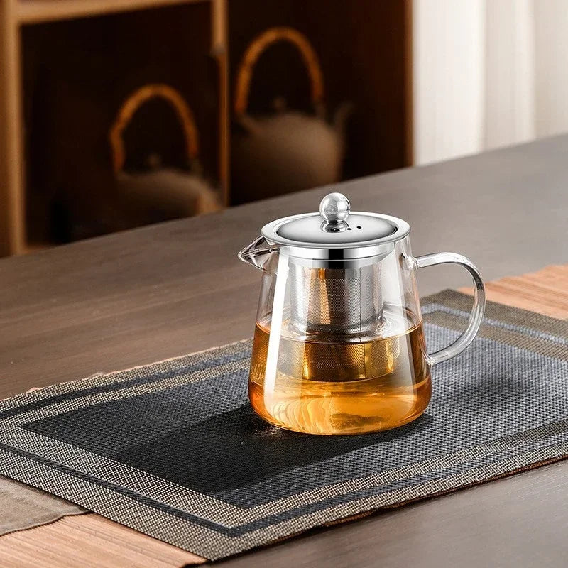 Rinçage de la théière en verre après utilisation
