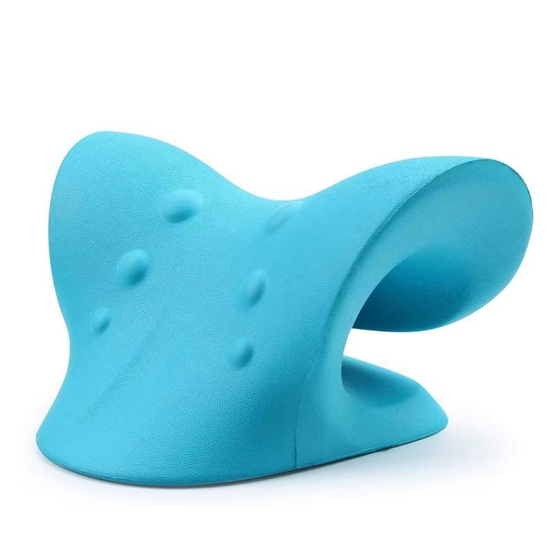 Coussin d'étirement cervical bleu posé sur un tapis
