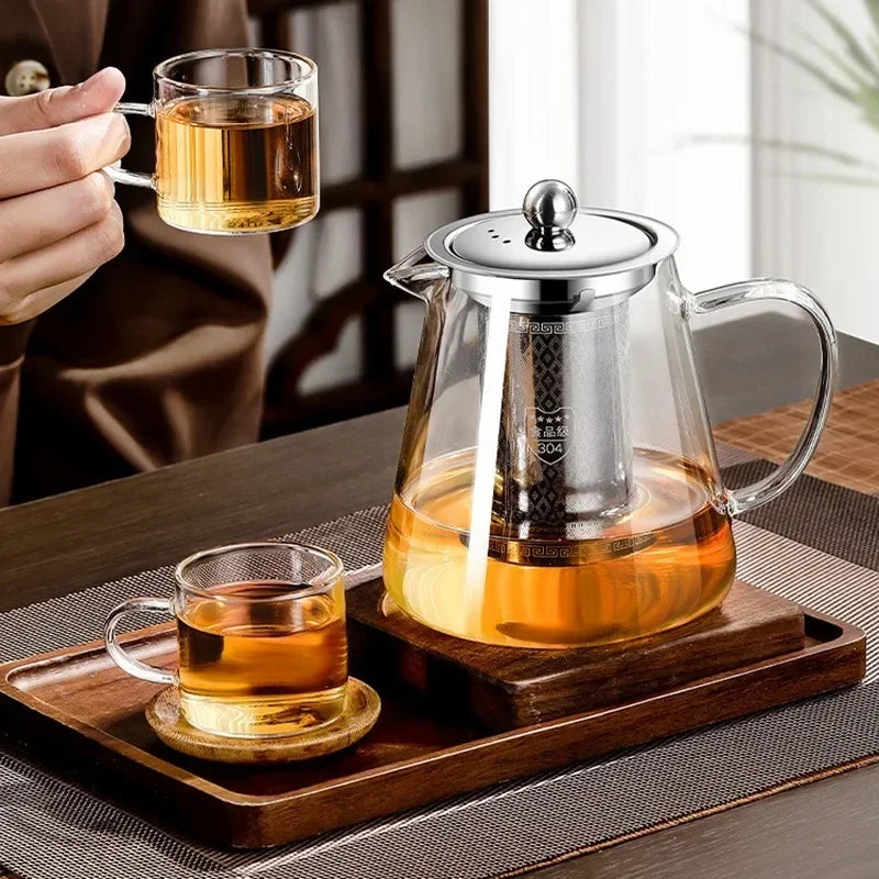 Couvercle de la théière en verre soulevé au-dessus du filtre