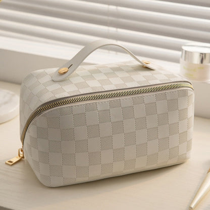 Intérieur de la trousse de maquillage avec ses espaces de rangement pour flacons et pinceaux