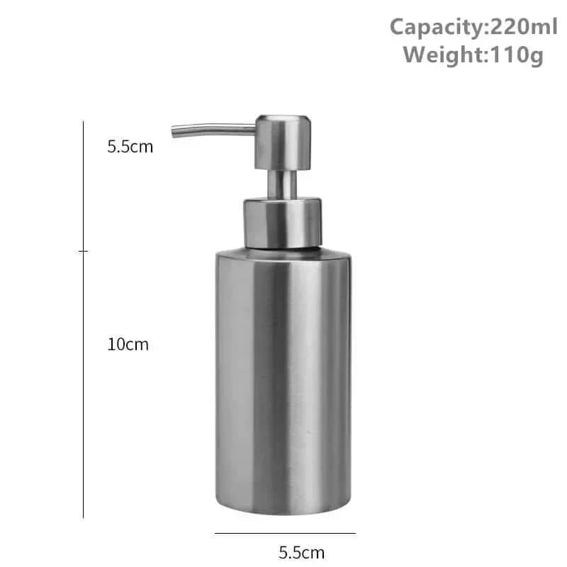 Distributeur de savon en acier inoxydable poli sur un plan de toilette
