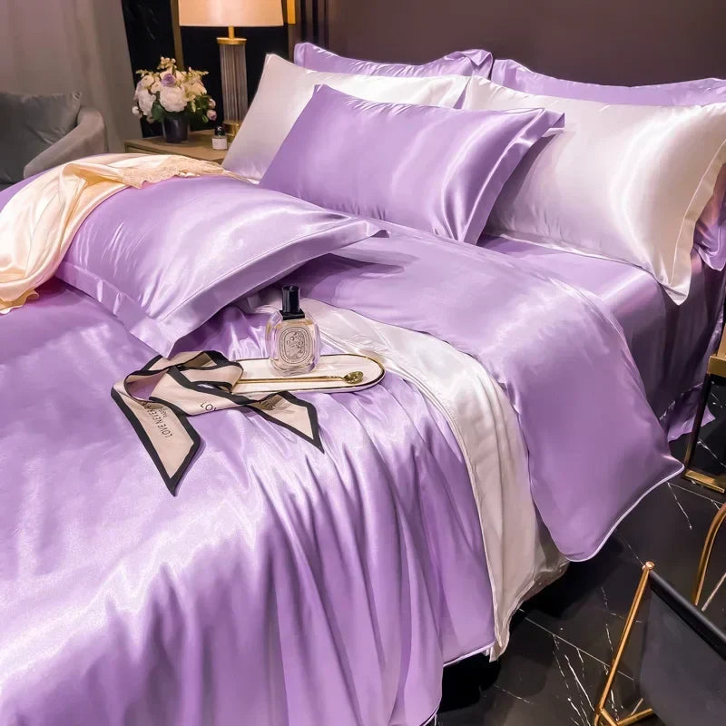 Parure de lit en pure soie violette sur un lit double.