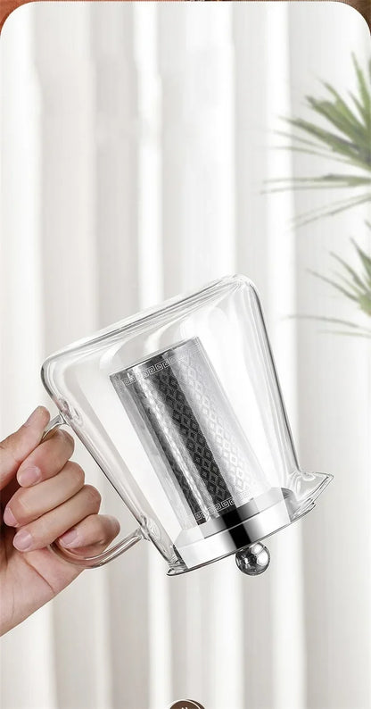 Théière en verre avec feuilles de pu-erh dans le filtre