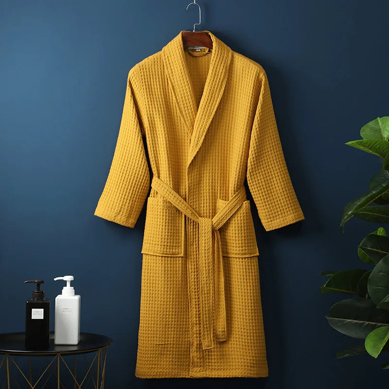 Peignoir de bain en coton beige porté dans une chambre