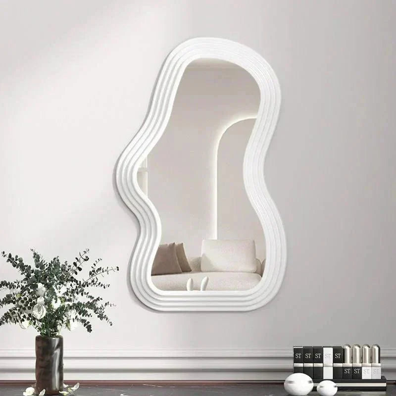 Miroir nuage au contour en zigzag fixé sur un mur