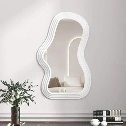 Miroir nuage au contour en zigzag fixé sur un mur
