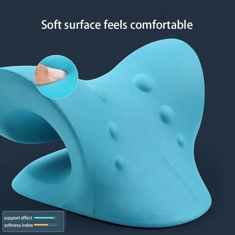Coussin d'étirement cervical utilisé au sol dans un salon