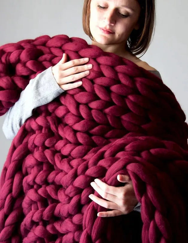 Plaid en grosse maille roulé et prêt à ranger